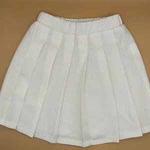 Super cute white pleated skirt, girls, size 110